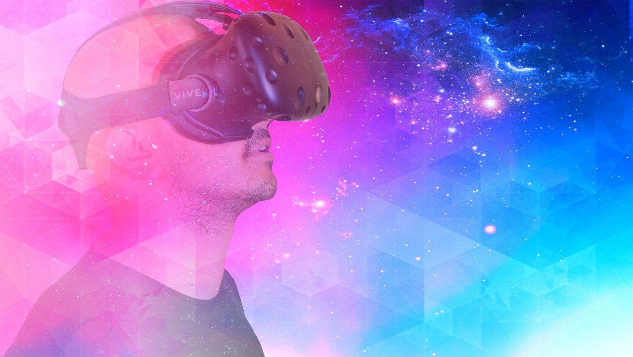 Homem usando óculos de realidade virtual com fundo cósmico colorido mesclando espaço e formas geométricas.