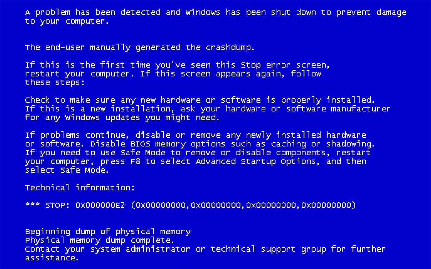 Tela azul em computador exibindo mensagem de erro do sistema Windows com instruções técnicas para reiniciar ou contatar suporte técnico.