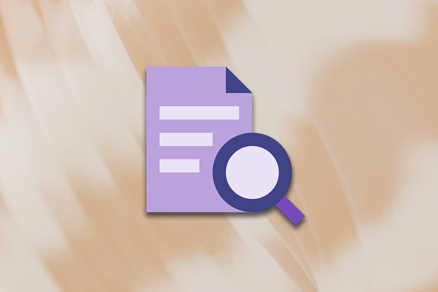 Ícone de documento roxo com linhas de texto e uma lupa sobrepostos sobre um fundo pastel com detalhes aquarelados.