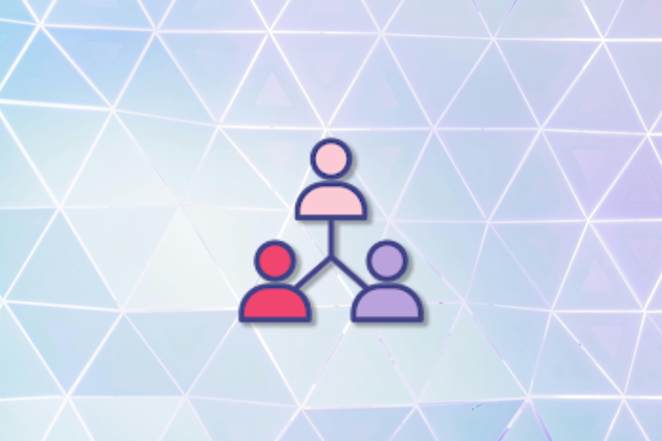 Ícone de rede interpessoal sobre fundo geométrico azul, representando três figuras conectadas por linhas, em cores rosa, vermelho e lilás.