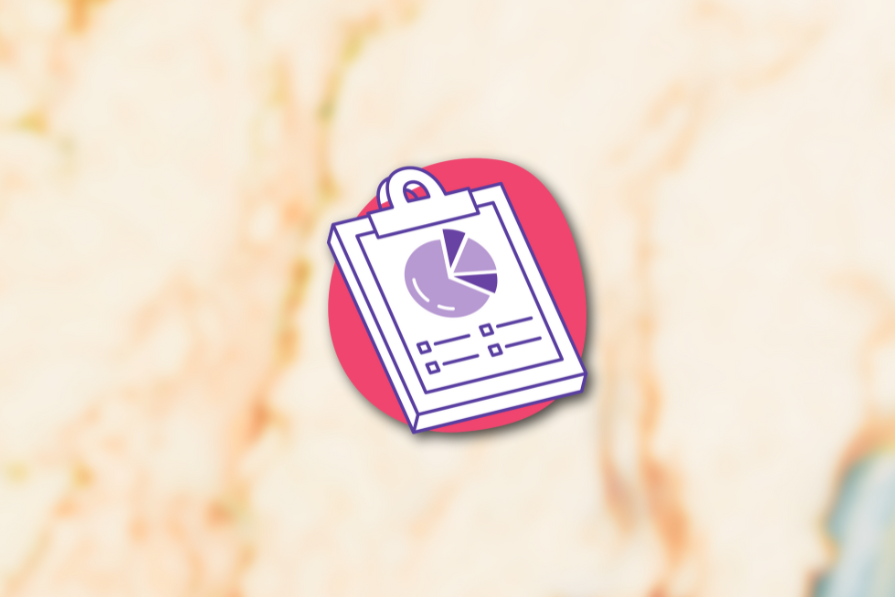Ícone de prancheta rosa contendo gráfico de pizza e listas, sobre fundo desfocado com tonalidades amarelas e rosa.