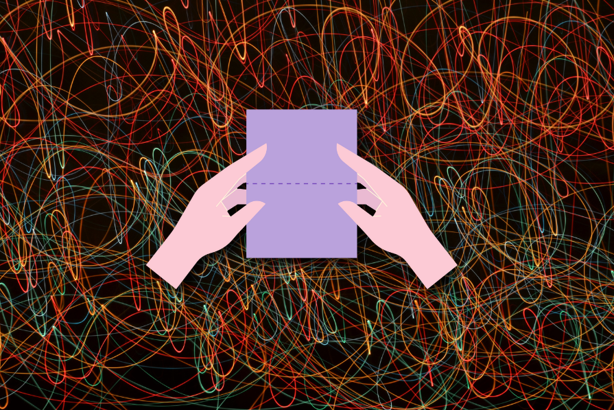 Duas mãos seguram um envelope roxo sobre um fundo de linhas entrelaçadas coloridas e caóticas.