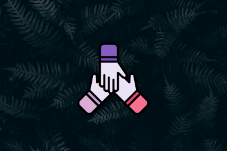Duas mãos estilizadas segurando um bastão de iluminação roxo sobre um fundo escuro com folhas de samambaia verde.