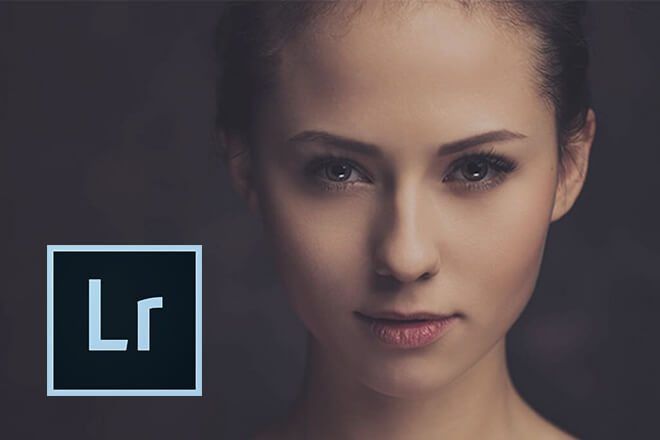 Retrato aproximado de uma mulher jovem com expressão séria e logo do Adobe Lightroom no canto inferior esquerdo sobre fundo escuro.