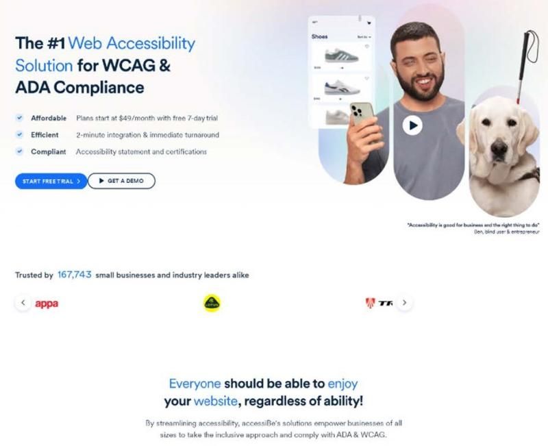 Anúncio digital destacando soluções de acessibilidade web com um homem segurando um celular e um cão-guia ao lado. Inclui texto promocional e botões para ações.