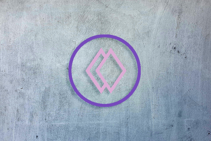 Um círculo e duas formas geométricas de losango em roxo sobre fundo de textura cinza desgastada.