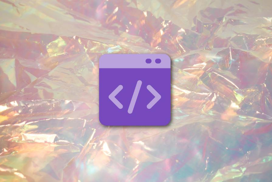 Ícone de programação roxo com símbolos de código sobre fundo de papel alumínio iridescente brilhante.