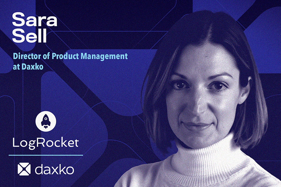 Retrato profissional de Sara Sell, diretora de gerenciamento de produto na Daxko, com fundo azul decorado com formas geométricas e logos da LogRocket e Daxko.