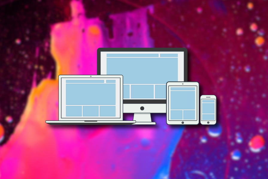 Dispositivos eletrônicos (laptop, monitor desktop, tablet e smartphone) alinhados sobre um fundo abstrato colorido em tons de rosa e azul.