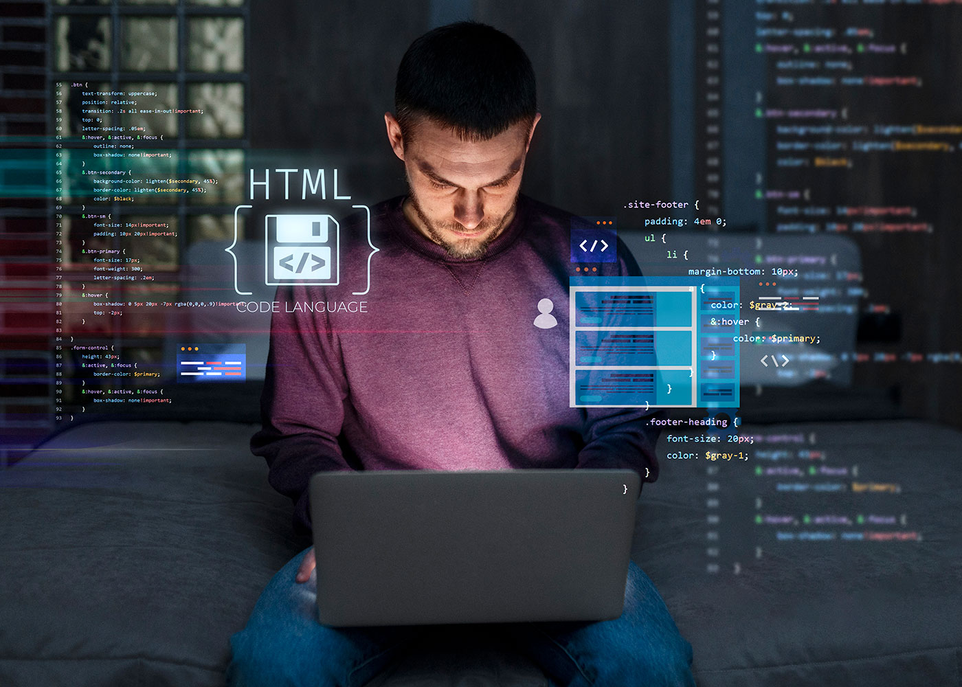 Homem concentrado usando laptop, com gráficos de código HTML flutuantes sobrepostos no ambiente escuro iluminado por telas.