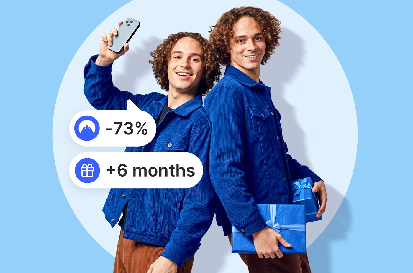 Dois homens jovens sorridentes com camisas azuis, um segurando um smartphone e outro um presente, com ícones de desconto e tempo ao lado.