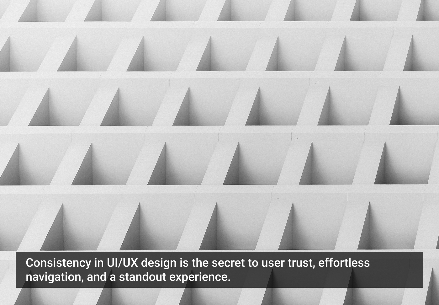 Padrão geométrico de triângulos brancos em perspectiva sobrepostos em fundo claro com texto sobre design UI/UX.