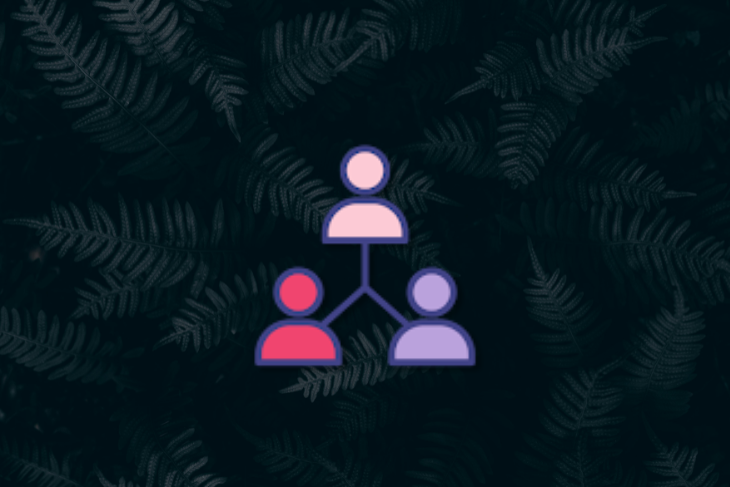 Ícone de três pessoas conectadas em um gráfico hierárquico sobre fundo escuro com folhas de samambaia. As cores dos ícones são rosa, vermelho e lilás.