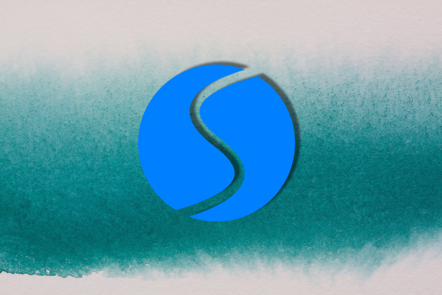 Logotipo azul em forma de S estilizado sobre fundo aquarelado em tons degradê de azul e verde.