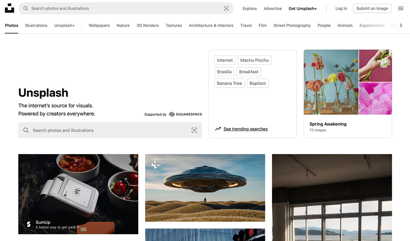 Página inicial do site Unsplash mostrando uma caixa de pesquisa e miniaturas de fotos diversas, incluindo flores e um disco voador sobre campos.