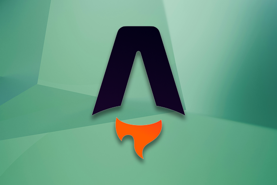 Logotipo preto com forma de 'A' sobre um fundo verde geométrico, acompanhado de um símbolo laranja semelhante à cauda de uma raposa abaixo do 'A'.