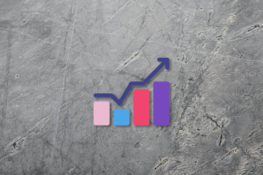 Gráfico de barras crescente com três barras coloridas (rosa, azul e roxo) sobre um fundo texturizado de mármore cinza.