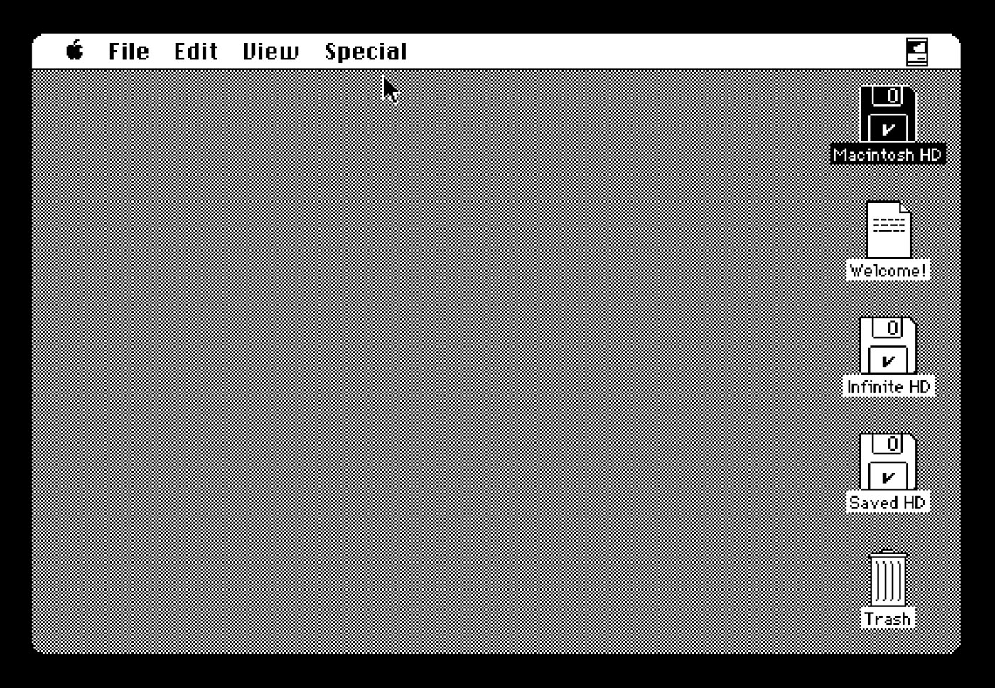 Interface de usuário de um sistema operacional antigo mostrando ícones como Macintosh HD, Infinite HD, Saved HD, Welcome e Lixeira, com uma área de trabalho texturizada.