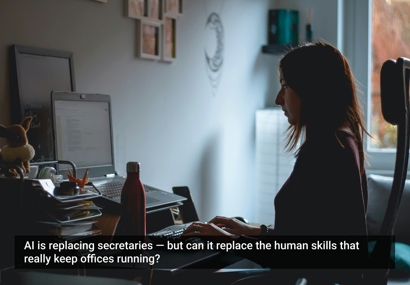 Uma mulher trabalha em um escritório iluminado, sentada à mesa com um laptop e outros objetos, com uma legenda questionando se IA pode substituir habilidades humanas.