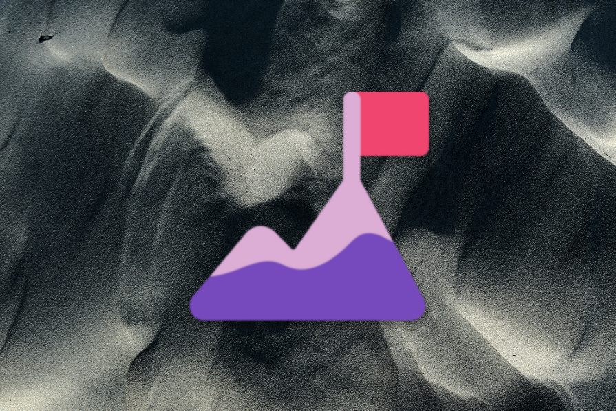 Ícone roxo de montanha com bandeira vermelha sobre um fundo fotográfico abstrato de areia cinza escura com sombras e luzes naturais.