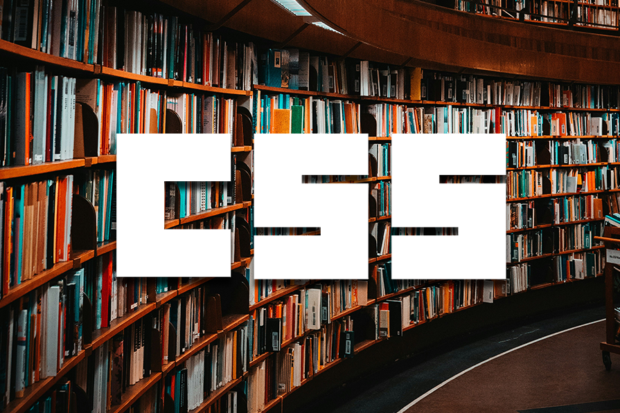 Prateleiras de livros em uma biblioteca curva com as letras 
