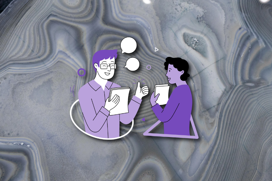 Duas pessoas ilustradas, uma com cabelo roxo e óculos, e outra com cabelo curto preto, conversam com balões de texto em fundo de mármore cinza.
