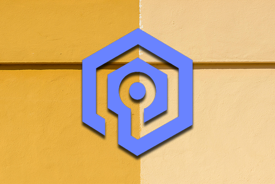 Logotipo azul em formato de casa com uma chave no centro sobre um fundo amarelo texturizado.