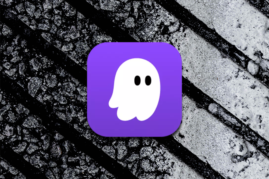 Ícone de aplicativo roxo com um fantasma branco sobre uma textura de asfalto em preto e branco.
