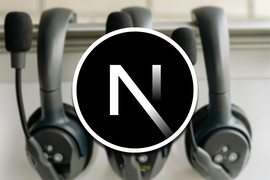 Dois fones de ouvido com microfone pendurados, com um ícone de proibido superposto, contendo a letra N.