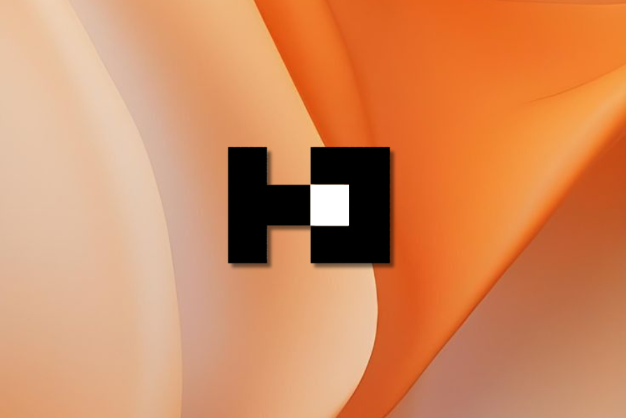 Fundo abstrato em tons de laranja com formas curvas suaves e um logotipo estilizado preto e branco que lembra a letra 